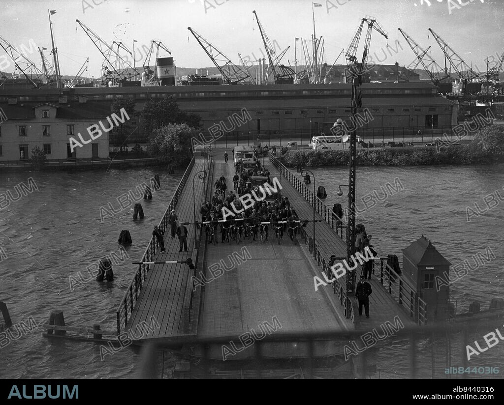 Göteborg 1937-09-07 - Hisingbron är öppnad för fartygspassage och trafikanterna från Hisingen får snällt vänta - *** Local Caption *** Krep KT 04081105-015.jpg. KAMERAREPORTAGE.