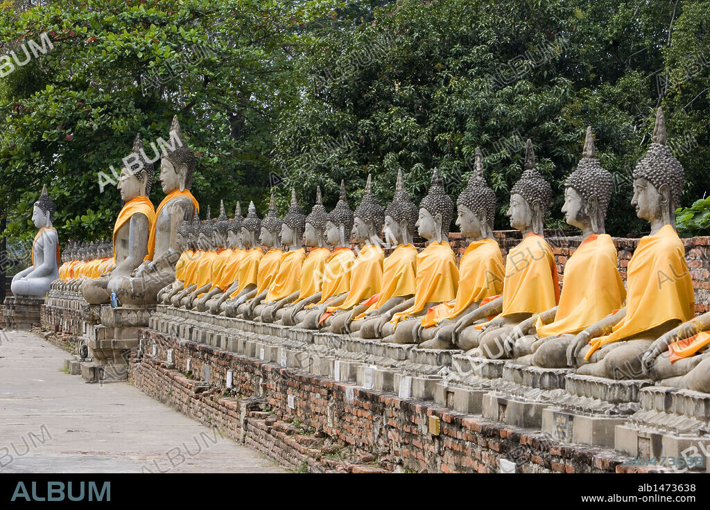TEMPLO WAT YAI CHAI MONGKOL. ESTATUAS DE BUDA alineadas en el exterior. AYUTTHAYA (Patrimonio de la Humanidad). Tailandia.