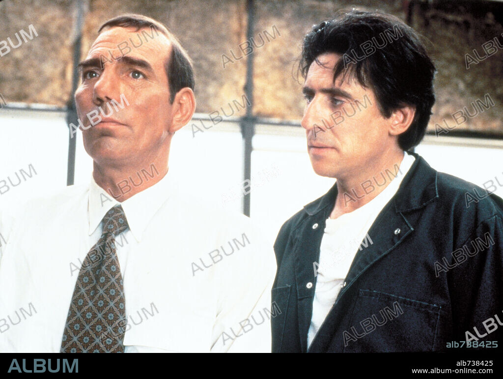 GABRIEL BYRNE and PETE POSTLETHWAITE in THE USUAL SUSPECTS, 1995, directed by BRYAN SINGER. Copyright SPELLING FILMS INTERNATIONAL.