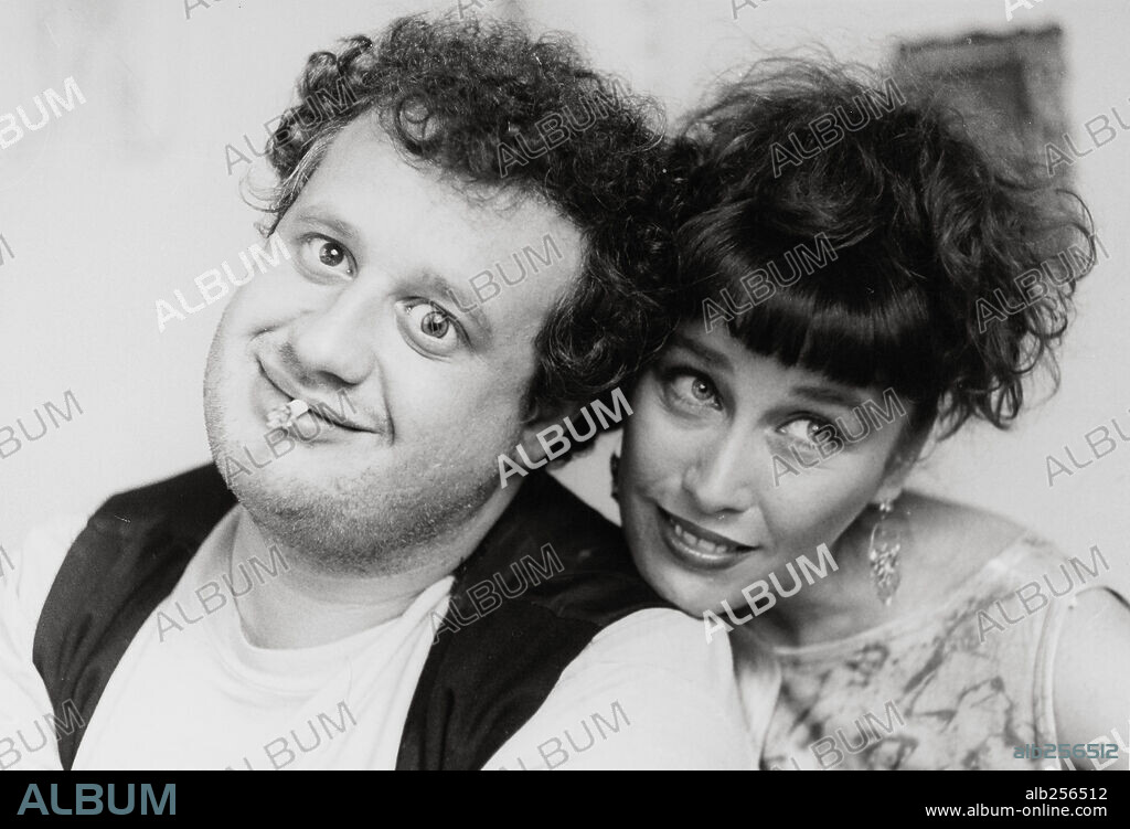 JUAN ECHANOVE y VERONICA FORQUE en BAJARSE AL MORO, 1989, dirigida por FERNANDO COLOMO. Copyright LOLAFILMS.