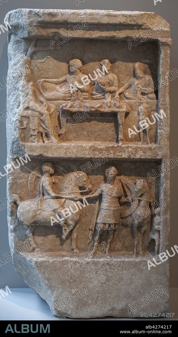 Relieve de mármol con banquete funerario y guerreros, periodo helenístico, siglo II a. C.