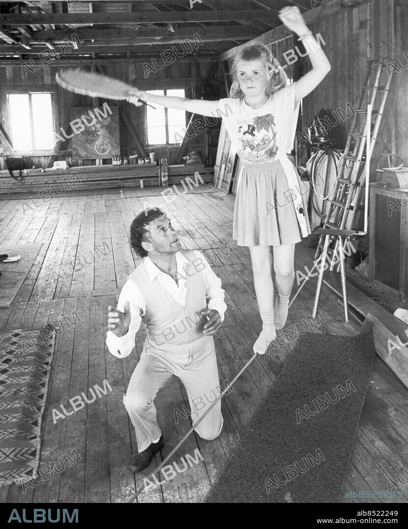 Göteborg 1990-05-04 - Lindansaren Reino - Carl-Otto Andersson - här instruerar han tioåriga Catrin Karlsson på spänd lina - *** Local Caption *** GP Foto: Curt Warås. KAMERAREPORTAGE.