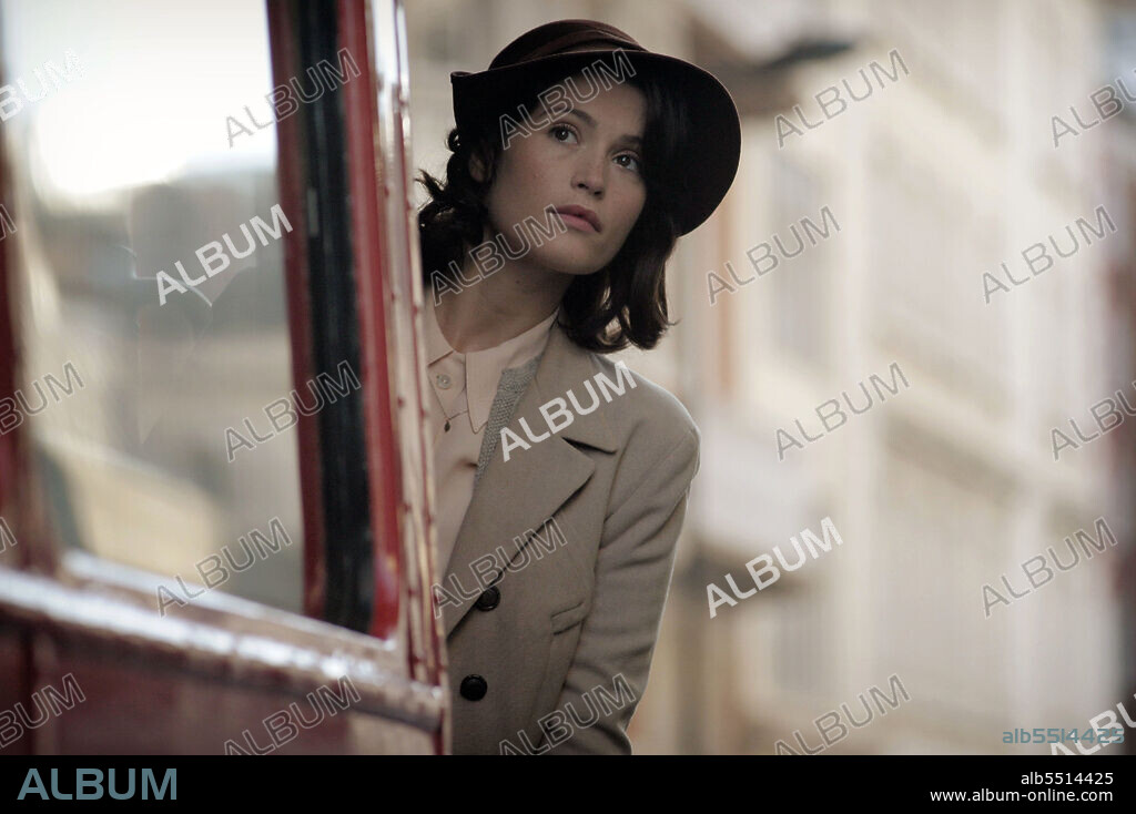 GEMMA ARTERTON en SU MEJOR HISTORIA, 2017 (THEIR FINEST), dirigida por LONE SCHERFIG. Copyright BBC FILMS/FILM I VAST/FILMGATE/HANWAY/NUMBER9/PINEWOOD/RIPKE.
