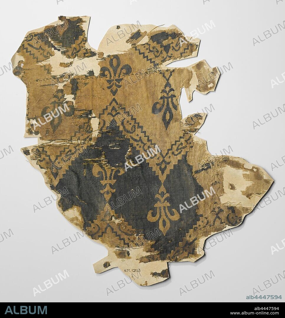 Fragment of the 'shroud of Guido van Lusignan', Fragment of yellow and black silk with repeating pattern of fleurs de lis and zigzag bands, alternating in positive and negative colors. Arabic letters in the zigzag bands. Incomplete report. Sticked on cardboard, Guido van Lusignan, anonymous, Syrie (possibly), c. 1175 - c. 1225, ketting en inslag, double weave, h 29.0 cm × w 26.5 cm w 5.7 cm.