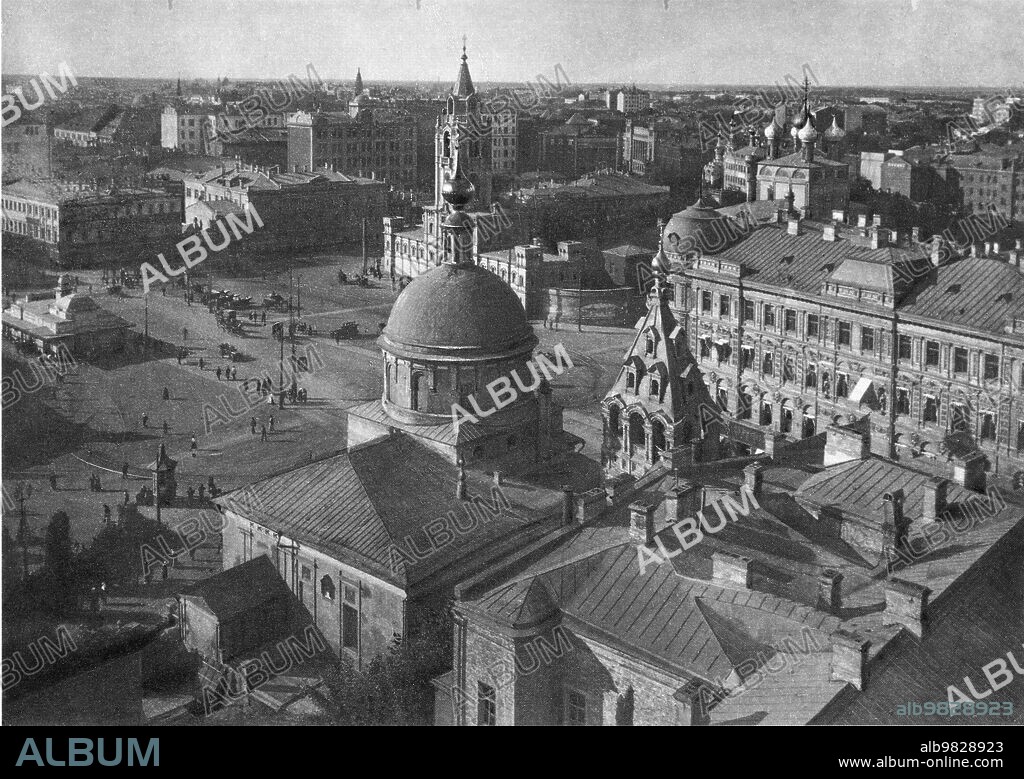 Strastnaya Square with its surroundings. In the foreground is the Church of Dmitry Thessalonica at the corner of Tverskaya and Tverskoy Boulevard. Behind it, on the square - the Passion Monastery; To the left of his cathedral is the Church of the Nativity in Putinki on Malaya Dmitrovka, and further along this street is the Merchant Club. In the depths at the left edge, the high hipped roofs of the Loan Treasury building in Nastasinsky Lane have already risen; it was built in 1915-1916, which helps to date the shooting. ca. between 1915 and 1916.