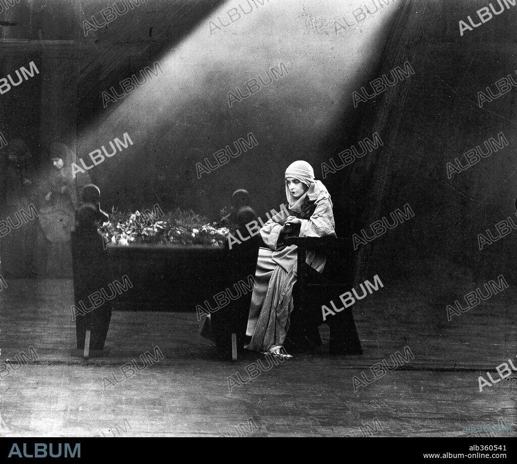 LILLIAN GISH en INTOLERANCIA, 1916 (INTOLERANCE), dirigida por D. W. GRIFFITH. Copyright WARK PRODUCING COMPANY.