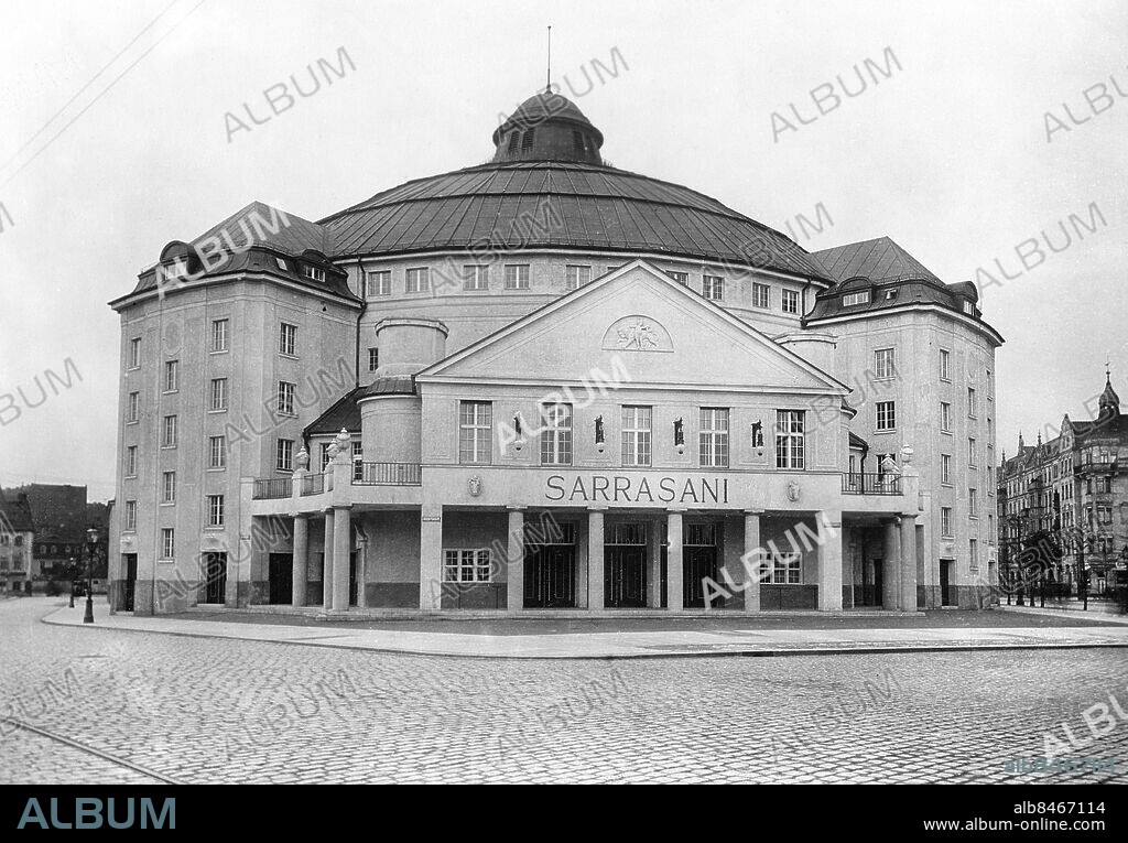 TYSKLAND DRESDEN 1930-03-13. Orig. bildtext... ZIRKUS SARRASANI ZU VERKAUFEN. Der Stammsitz des Hauses Sarrasani in Dresden, ein Zirkus mit 10 000 Sitzplätzen. Foto: AB Text & Bilder / SVT / Kod: 5600 Mapp: Cirkus Byggnader, tält, m.m. Cirkusbyggnaden byggt för Hans Stosch-Sarrasani sr och hans cirkus invigdes 1912 och förstördes i ett bombanfall 1945. Exteriör sites: DRESDEN;TYSKLAND.