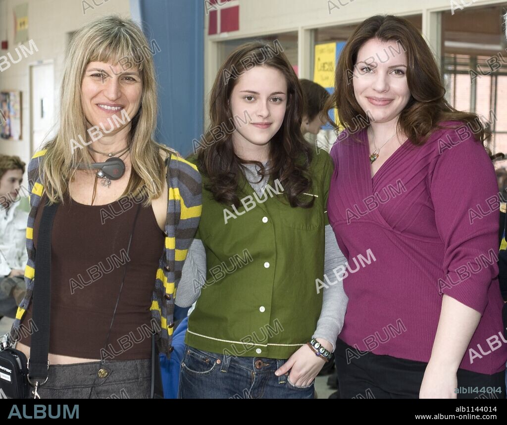 CATHERINE HARDWICKE, KRISTEN STEWART and STEPHENIE MEYER in TWILIGHT, 2008, directed by CATHERINE HARDWICKE. Copyright IMPRINT ENTERTAINMENT/MAVERICK FILMS/SUMMIT ENTERTAINMENT/ / NEWCOMB, DEANA.