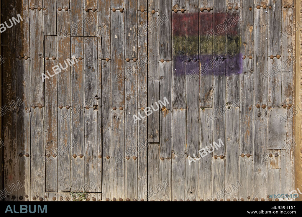 bandera española republicana pintada en una puerta, Corera, La Rioja , Spain, Europe.