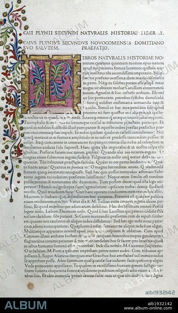 PLINIO EL VIEJO, Cayo Plinio Cecilio Segundo, llamado (23/24-79 d. C.). Escritor romano. "NATURALIS HISTORIA" (Historia Natural). Colección de leyendas y opiniones populares, que incluye un importante número de noticias científicas. PÁGINA CON INICIAL POLICROMADA DE ESTILO VENECIANO RENACENTISTA. Incunable. Libro I. Venecia 1472.