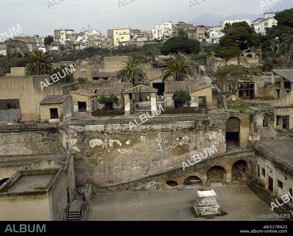 HERCULANO. Ciudad romana que en el año 79 d. C. fue cubierta por la lava del Vesubio. Vista parcial de sus ruinas. A la derecha, en primer término, el ALTAR de mármol de M. NONIUS BALBUS, y en segundo término, el jardín de la "CASA DEI CERVI" (CASA DEL CIERVO). Región de la Campania. Italia.