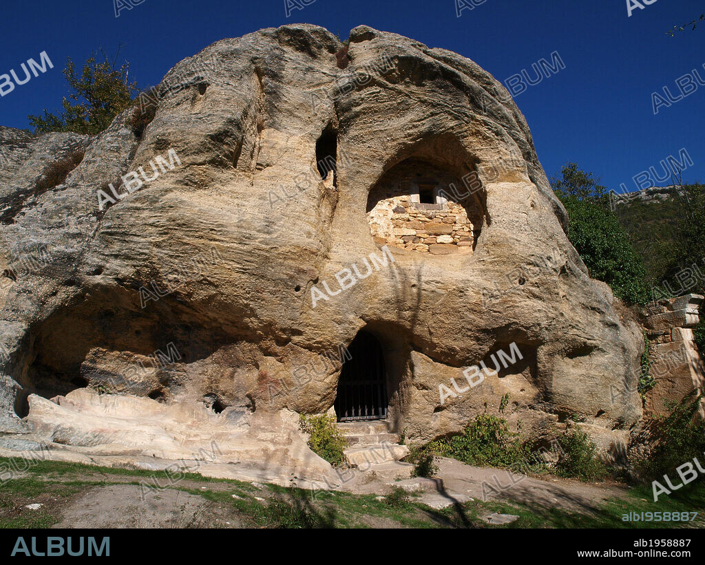 CANTABRIA. Vista de la IGLESIA RUPESTRE DE ARROYUELOS. El conjunto de iglesias rupestres de Valderredible está datado en torno a los siglos IX-X. Municipio de Valderredible. España.