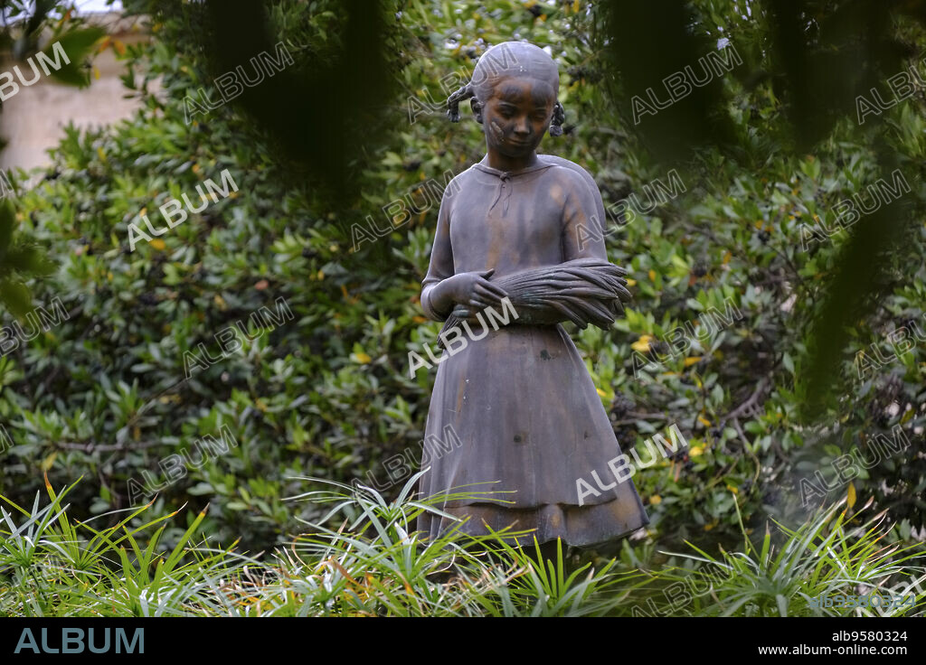 La Espigolera, estatua en homenaje a la poetisa Maria Antònia Salvà i Ripoll, 1965, bronce, Horacio de Eguía, Llucmajor, Mallorca, balearic islands, Spain.