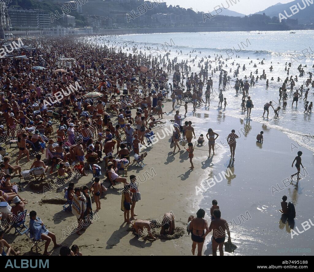 PLAYA DE LA CONCHA LLENA DE GENTE - FOTO AÑOS 80.