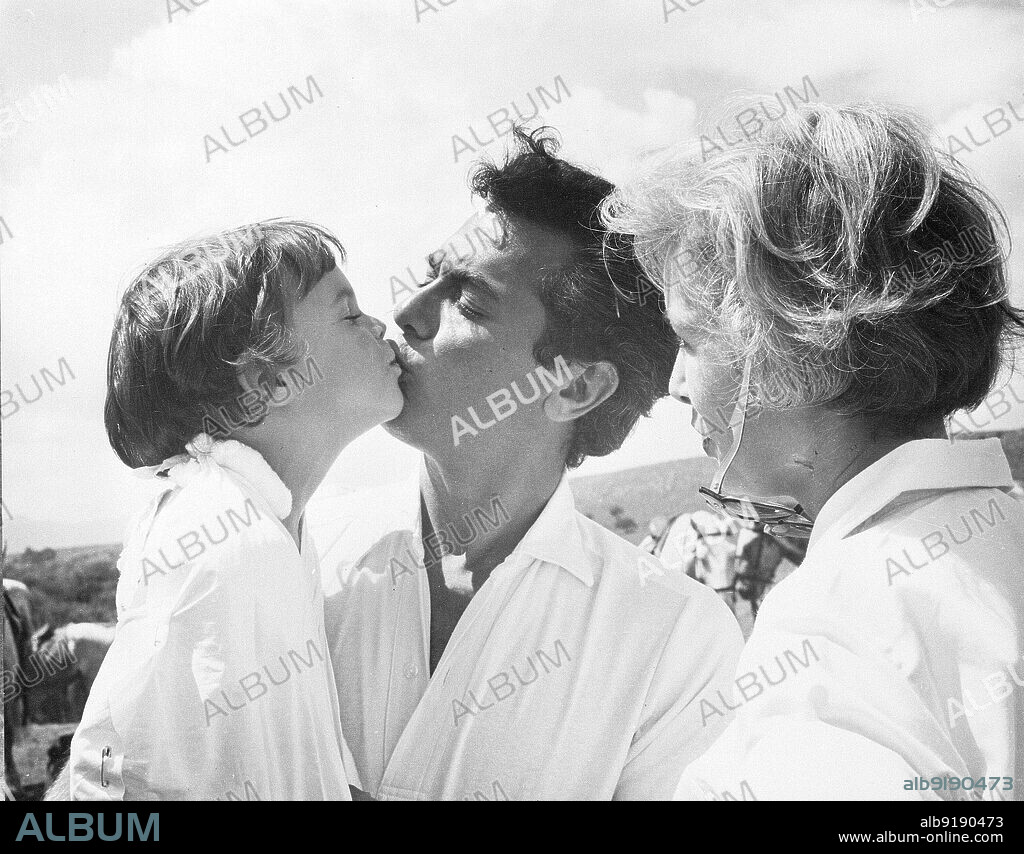 JAMIE LEE CURTIS, JANET LEIGH and TONY CURTIS in TARAS BULBA, 1962, directed by J. LEE THOMPSON. Copyright UNITED ARTISTS.