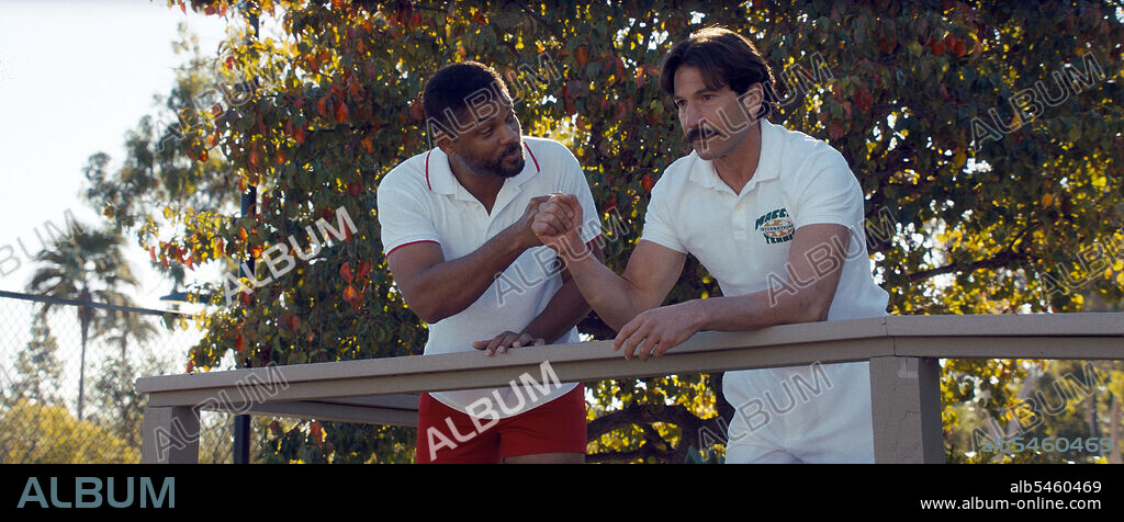 JON BERNTHAL and WILL SMITH in KING RICHARD, 2021, directed by REINALDO MARCUS GREEN. Copyright WARNER BROS.