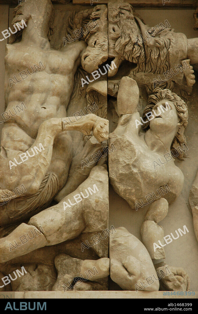 ARTE GRIEGO. PERIODO HELENISTICO. ASIA MENOR. ALTAR DE ZEUS O ALTAR DE PERGAMO. Construído por orden de Eumenes II Sóter entre 164 y 156 aC. Los relieves los realizaron artistas de la Escuela de Pérgamo. S. II aC. Detalle. Museo de Pérgamo. Berlín. Alemania.