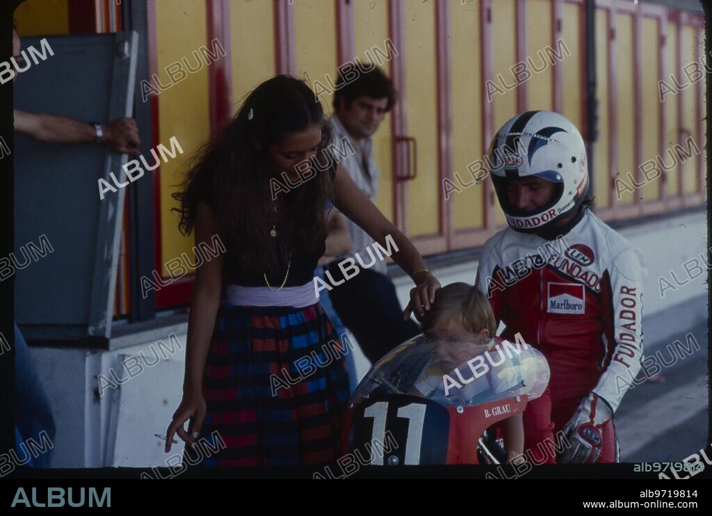 Madrid, 1979. Ángel Nieto con su esposa, Josefa Aguilar y su hijo Ángel «Gelete».