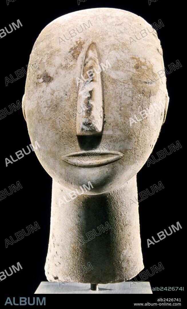 ARTE CICLADICO. GRECIA. CABEZA FEMENINA DE AMORGOS. Realizada en mármol. Fechada a mediados del periodo cicládico. Procedente de la Isla de AMORGOS (ISLAS CICLADAS). Museo Nacional de Atenas. Grecia.