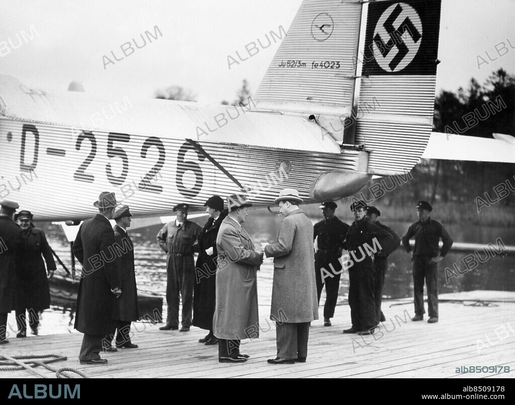 Orig. bildtext... MINISTERPRESIDENT HERMANN GÖRING I STOCKHOLM. Ministerpresident H. Göring anlände på lördagsmiddagen i flygmaskin till Stockholm. Besöket blev helt kort. Senare på dagen återvände han till greve von Rosen på Rockelsta, där han kommer att stanna ett par dagar. Anm. Hakkors persons: Hermann Göring sites: SVERIGE ;STOCKHOLM ;TYSKLAND*.