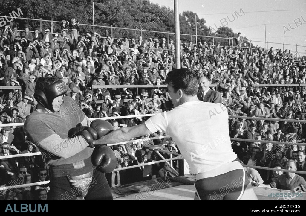 Göteborg 3 september 1958. Artisten Owe Thörnqvist sparrar Ingemar Johansson i Göteborg inför den senares match mot Eddie Machen. Fast det var nog inte riktigt på allvar. *** Local Caption *** GP. KAMERAREPORTAGE.
