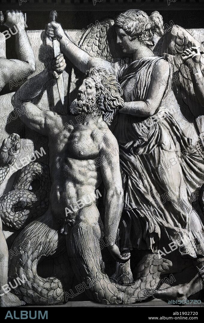 ARTE GRIEGO-HELENISTICO. ASIA MENOR. Dibujos del artista YADEGAR ASISI que reproducen el friso norte del ALTAR DE ZEUS o ALTAR DE PERGAMO, construido en el S. II a. C. Reproducen las escenas y personajes que faltán en el original. Detalle de la GIGANTOMAQUIA". Friso Norte. Museo de Pérgamo. Berlín. Alemania. Museo de Pérgamo (Isla de los Museos). Berlín. Alemania. Europa.