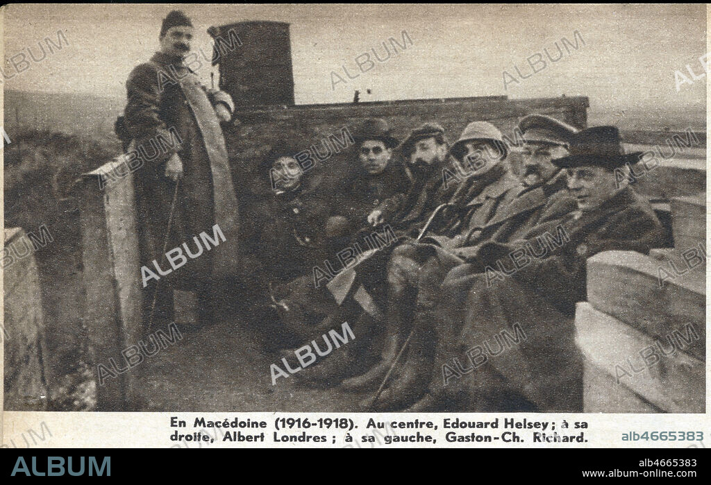 Albert LONDRES (1884-1932) reporter 'En Macedoine (1916-1918). Au centre, Edouard Helsey, à sa droite, Albert Londres; a sa gauche, Gaston-Ch. Richard.' photo accompagnant un article dans Voila 28/05/1932. Credit : Collection KHARBINE-TAPABOR.