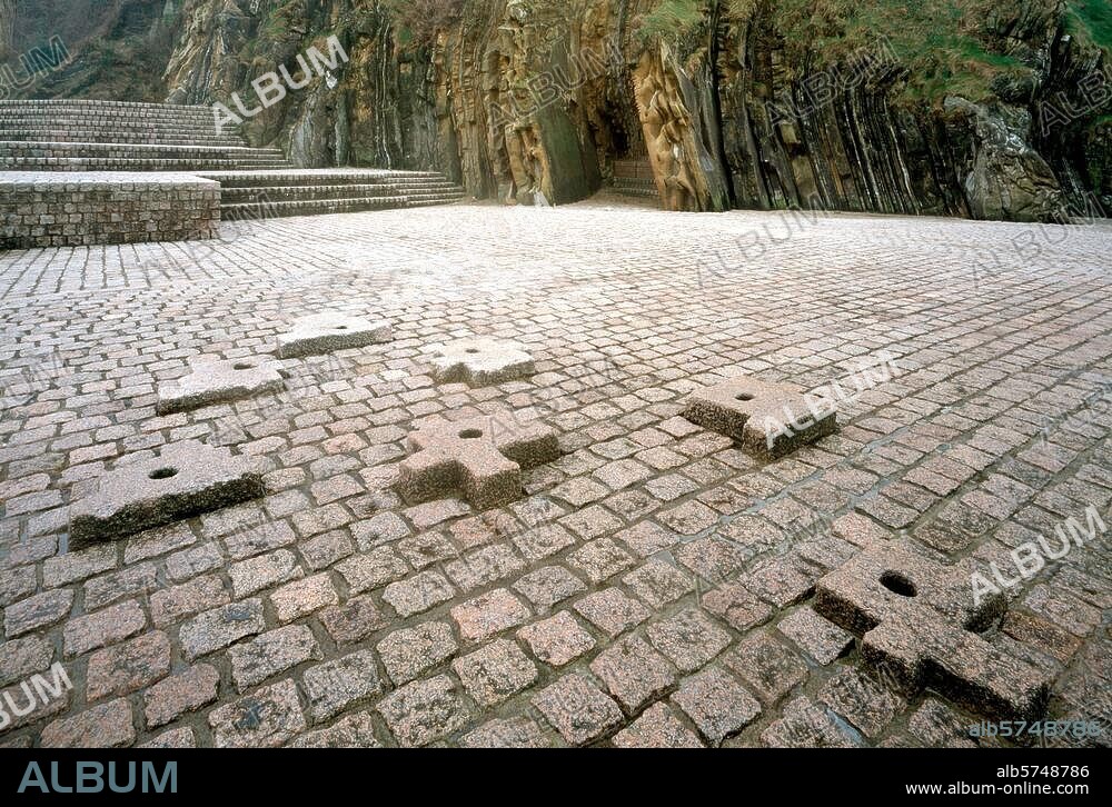 EDUARDO CHILLIDA. San Sebastian / Plaza de los peines del viento, Platzgestaltung von Chillida © Markus Bassler Aufnahmeformat / Filmsize: 6 × 9 cm.