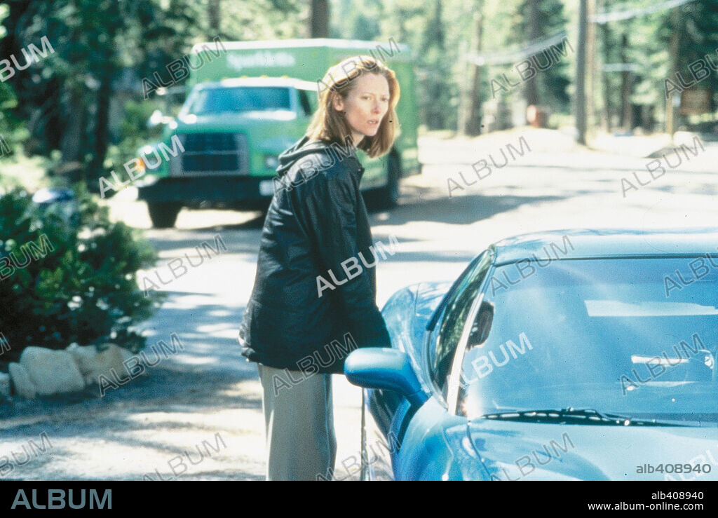TILDA SWINTON in THE DEEP END, 2001, directed by DAVID SIEGEL and SCOTT MCGEHEE. Copyright i5 FILMS.