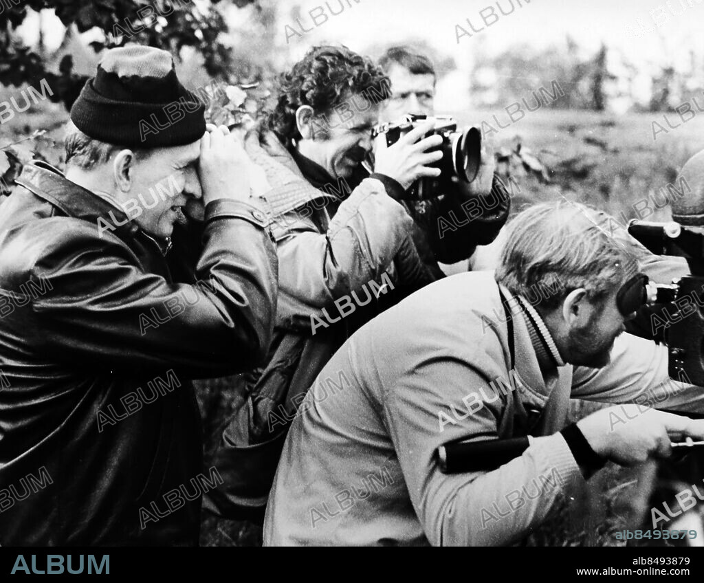 LIDINGÖ 1971-04-05. Ingmar Bergman (tv) regisserar filmen "Beröringen". I huvudrollerna, Elliott Gould, Bibi Andersson och Max von Sydow. Foto: Per Kagrell / EXP / TT / kod 26. ** AFTONBLADET OUT **.