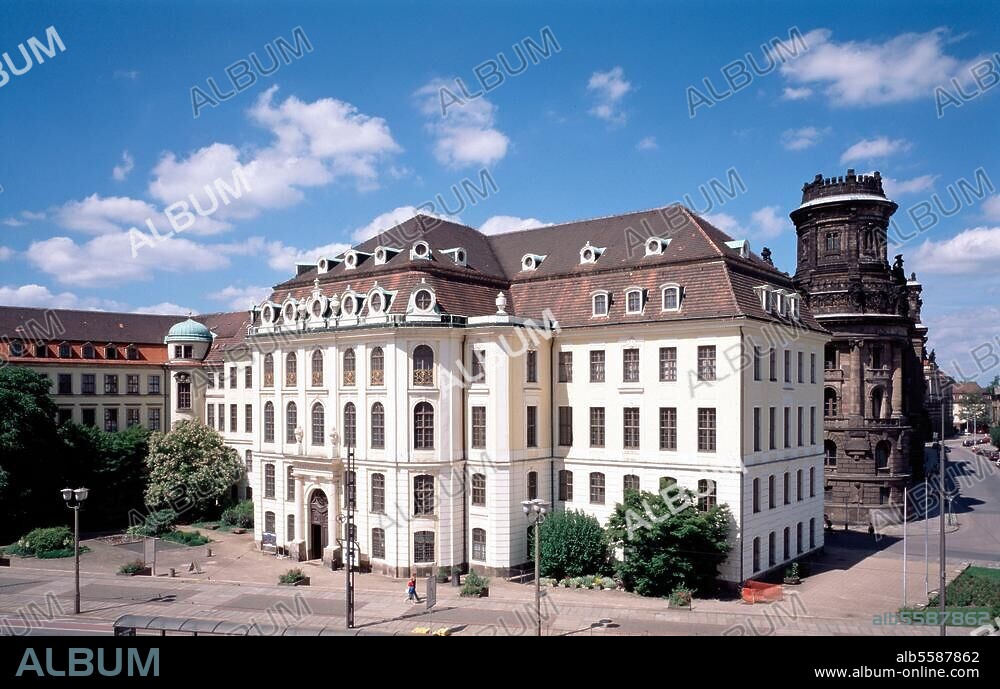 Dresden (Sachsen), Landhaus - Stadtmuseum. (erbaut 1770/76 als Versammlungsgebäude der sächs. Landstände; Architekt: Friedrich August Krubsacius; nach Kriegszerstörung 1945 Wiederaufbau 1964/65). Außenansicht; im Hintergrund das Polizeipräsidium. Foto (L.Hammel / J.Peter).