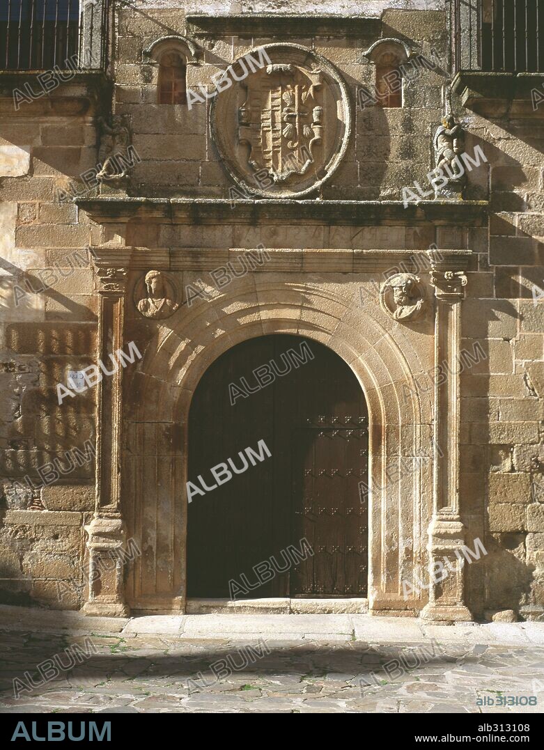 Fachada de la Casa de los Ovando, Cáceres. Arquitectura civil, siglos XIV-XVI.