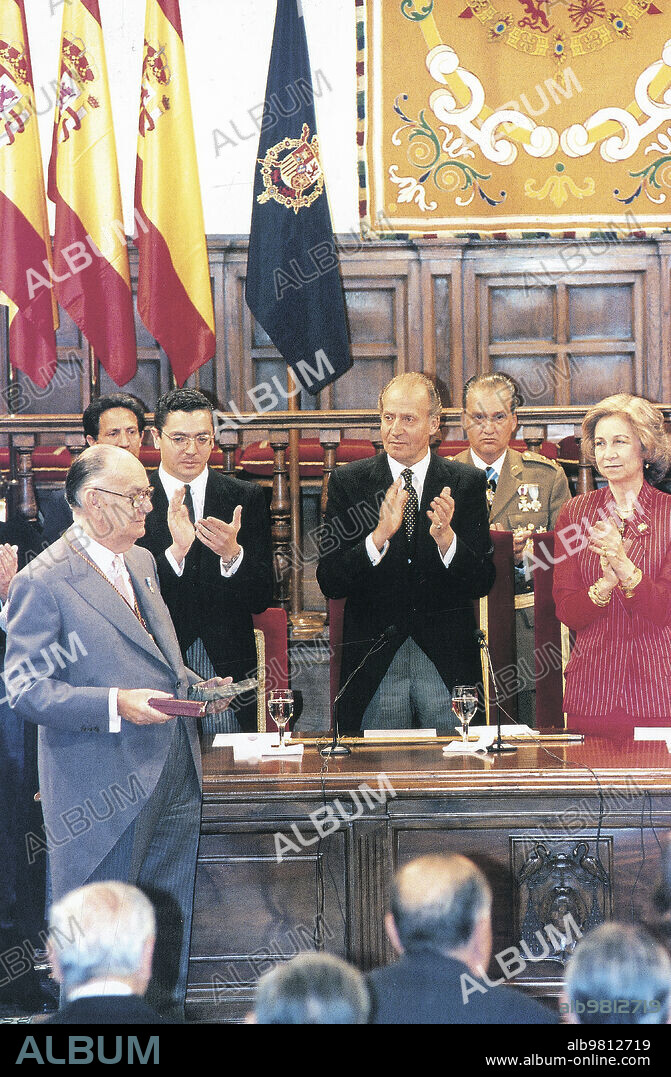 23 abril 1996. S.M. entrego a camilo Jose Cela el premio Cervantes en un acto celebrado en el paraninfo de la Universidad de Alcala de Henares.