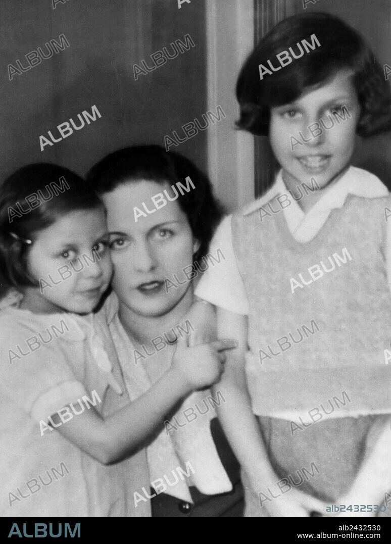 Mrs Arlette Stavisky, wife of AlexandreStavisky, with her daughters Micheline (l) and Claude in 1934.