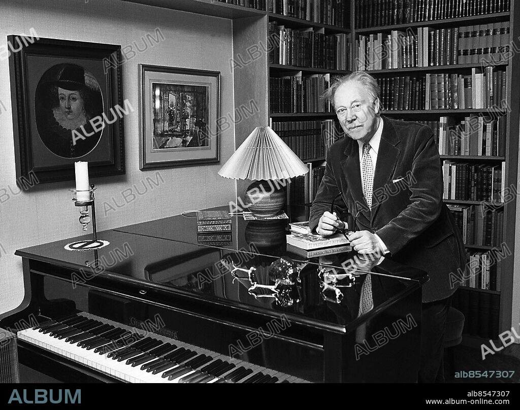 STOCKHOLM 1974-11-10. Alf Henriksson författare, 1905-1995) vid sitt piano hemma i bostaden.. Foto: Olle Lindeborg / TT Historical / Kod: 1902.