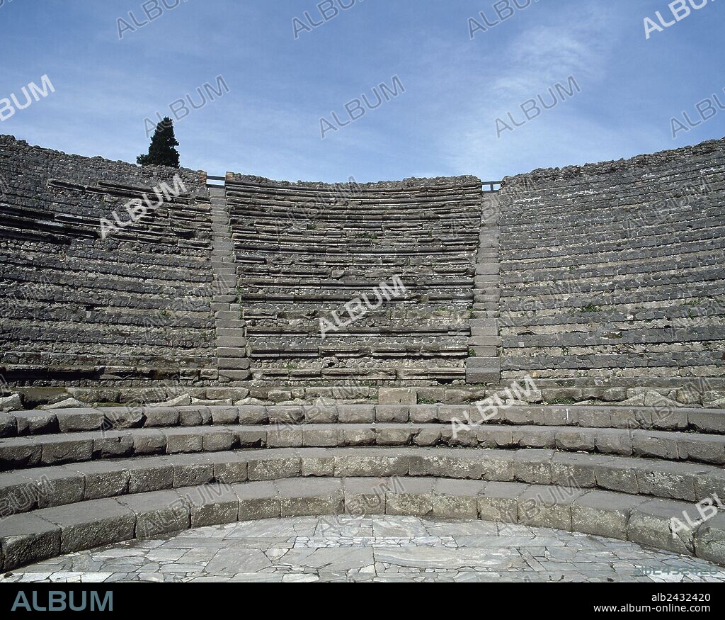 ARTE ROMANO. ITALIA. ODEON o PEQUEÑO TEATRO. Edificio civíll realizado en el siglo II d. C. con capacidad para 1000 personas. Vista general desde la "ORQUESTA" de las GRADAS SUPERIORES Y MEDIAS ("SUMMA CAVEA" y "MEDIA CAVEA"). Las cuatro gradas inferiores ("IMA CAVEA") estaban reservadas para altas personalidades. POMPEYA. La Campania.