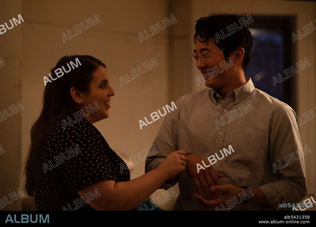BEANIE FELDSTEIN y STEVEN YEUN en THE HUMANS, 2021, dirigida por STEPHEN KARAM. Copyright A24.