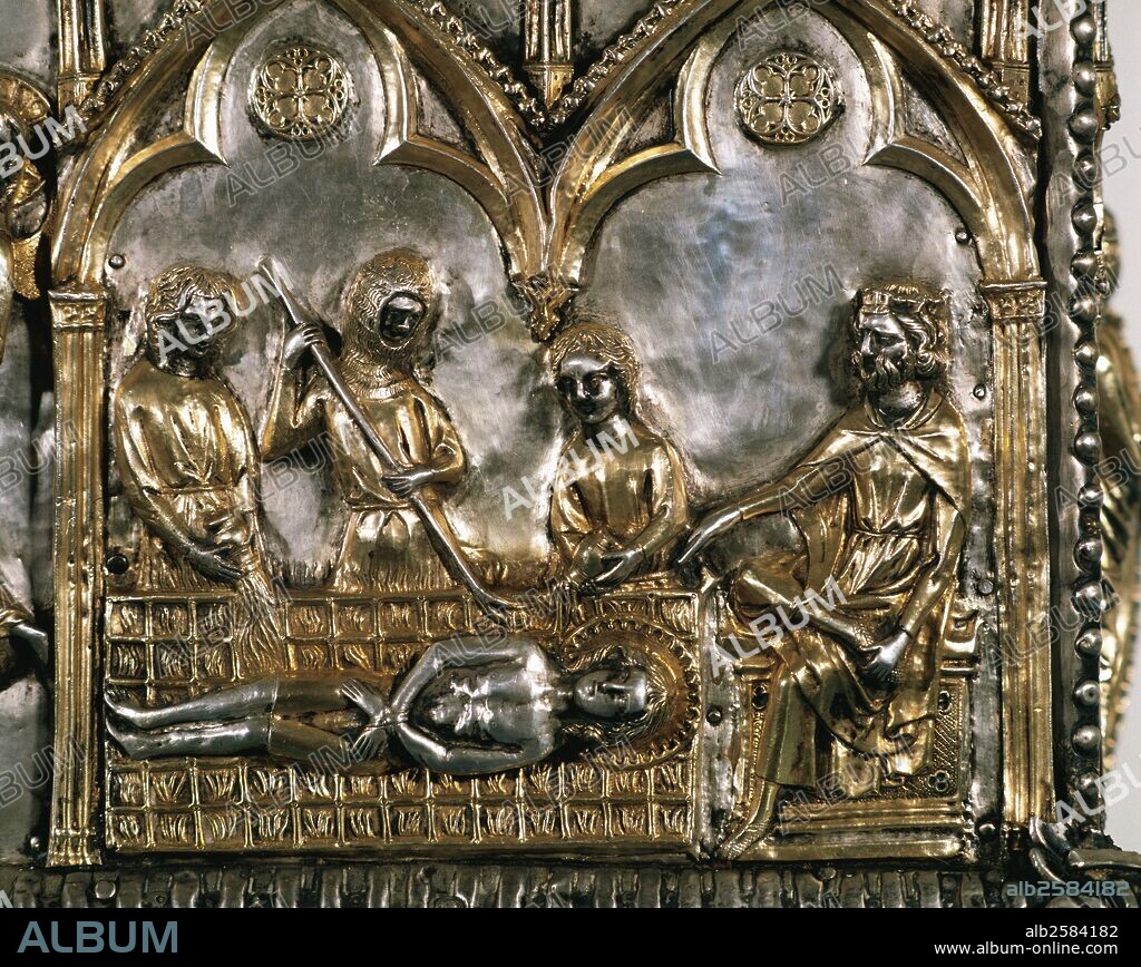 ARTE GOTICO. ESPAÑA. SIGLO XIV. "ARQUETA RELICARIO DE SANT CUGAT". Realizada en plata, parcialmente sobredorada, repujada y anteriormente con aplicaciones esmaltadas. Tamaño: 61 x 26 x 63 cm. (Detalle). Escena del MARTIRIO DE SANT CUGAT: QUEMADO EN LA PARRILLA. Obra barcelonesa elaborada poco después de 1303. No muestra ningún tipo de punzón. Procedente de la Iglesia del Monasterio de Sant Cugat del Valles. Museu Diocesà de Barcelona. Cataluña.