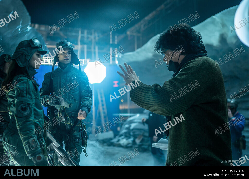 ANAMARIA VARTOLOMEI, Bong Joon Ho y ROBERT PATTINSON en MICKEY 17, 2025, dirigida por BONG JOON HO. Copyright WARNER BROS.