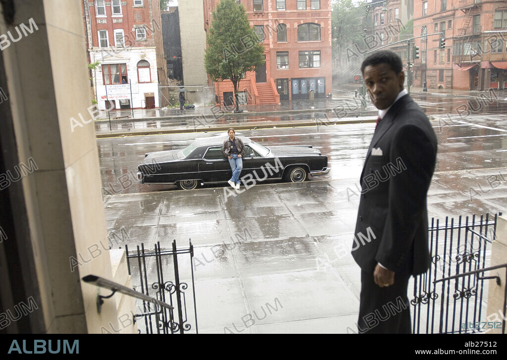 DENZEL WASHINGTON and RUSSELL CROWE in AMERICAN GANGSTER, 2007, directed by RIDLEY SCOTT. Copyright UNIVERSAL PICTURES / LEE, DAVID.