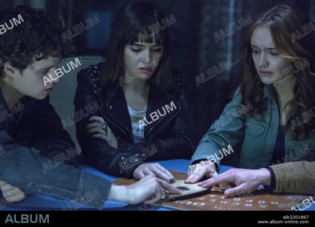 ANA COTO, DOUGLAS SMITH y OLIVIA COOKE en OUIJA, 2014, dirigida por STILES WHITE. Copyright UNIVERSAL PICTURES.