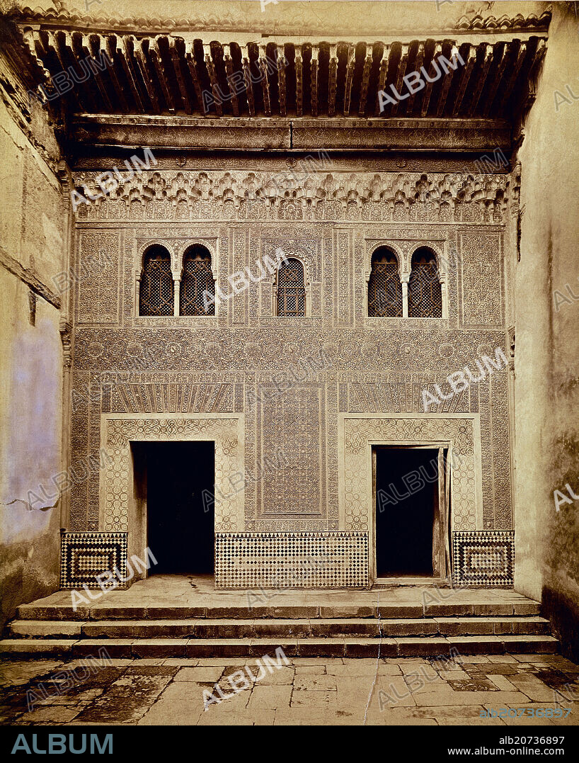 MANUEL GOMEZ-MORENO MARTINEZ (1870-1970). ALHAMBRA - FACHADA DEL PALACIO COMARES - FOTO DE MANUEL GOMEZ-MORENO EN 1967.