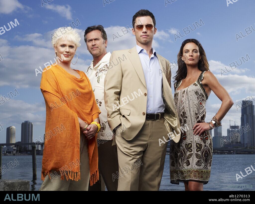 BRUCE CAMPBELL, GABRIELLE ANWAR, JEFFREY DONOVAN and SHARON GLESS in BURN NOTICE, 2007 (BURN NOTICE-TV), directed by TIM MATHESON. Copyright FOX TELEVISION STUDIOS/FUSE ENTERTAINMENT.
