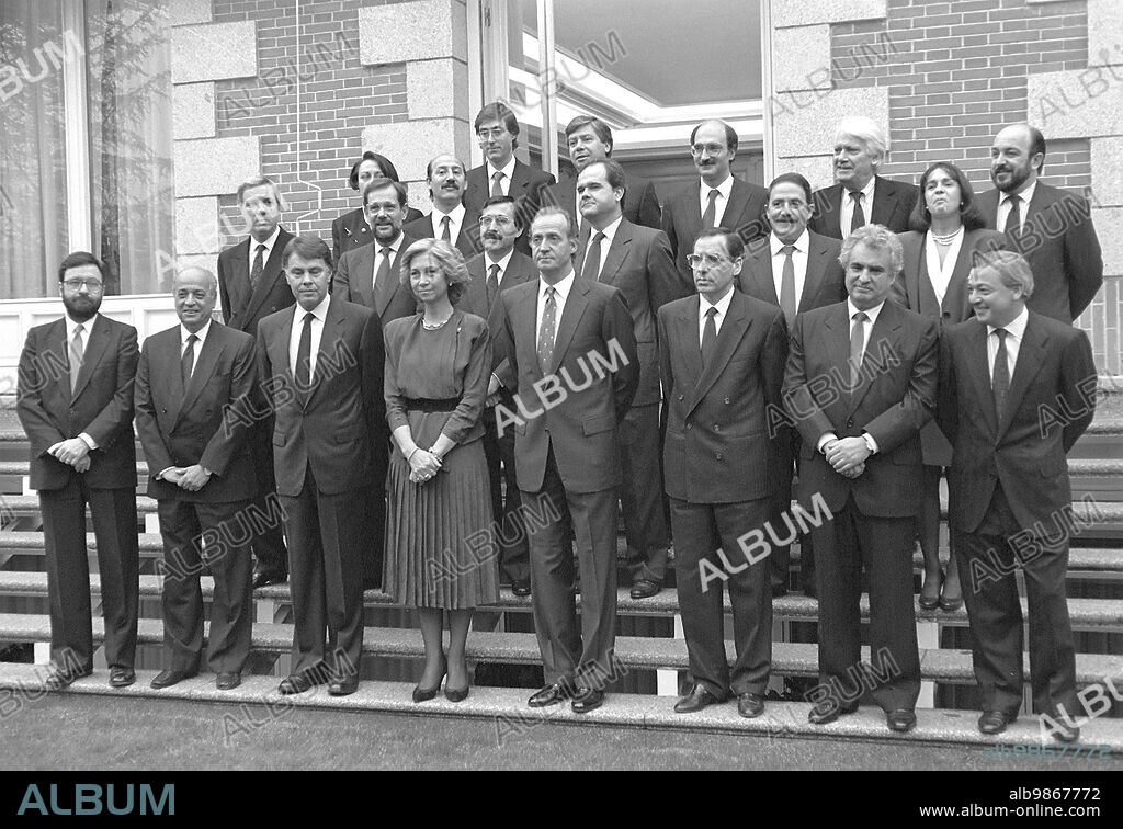 QUINTO GOBIERNO DE FELIPE GONZÁLEZ: Madrid, 7-12-1989.- Los Reyes posan junto al nuevo Gobierno de Felipe González en la escalinata del Palacio de la Zarzuela, despues de que el nuevo gabinete, en el que no hay ningún cambio respecto al anterior, jurase sus cargos ante don Juan Carlos.. En la imagen, primera fila, de i-d: Narcis Serra (Defensa), Francisco Fernández Ordóñez (Asuntos Exteriores), Felipe González, doña Sofía, don Juan Carlos, Alfonso Guerra (vicepresidente), Enrique Múgica (Justicia), y Carlos Solchaga (Economía y Hacienda). Segunda fila, de i-d: José Barrionuevo (Transporte, Turismo y Comunicaciones), Javier Solana (Educación y Ciencia), Virgilio Zapatero (Secretaría Gobierno), Manuel Chávez (Trabajo y Seguridad Social), Carlos Romero (Agricultura), y Rosa Conde (Portavoz). Tercera fila, de i-d: Matilde Fernández (Asuntos Sociales), Javier Sáenz de Cosculluela (Obras Públicas), José Luis Corcuera (Interior), Julián García Vargas (Sanidad), Jorge Semprún (Cultura), y Joaquín Almunia (Adm. Públicas). Cuarta fila, Claudio Aranzadi (Industria y Energía). Efe/Cuadrado.