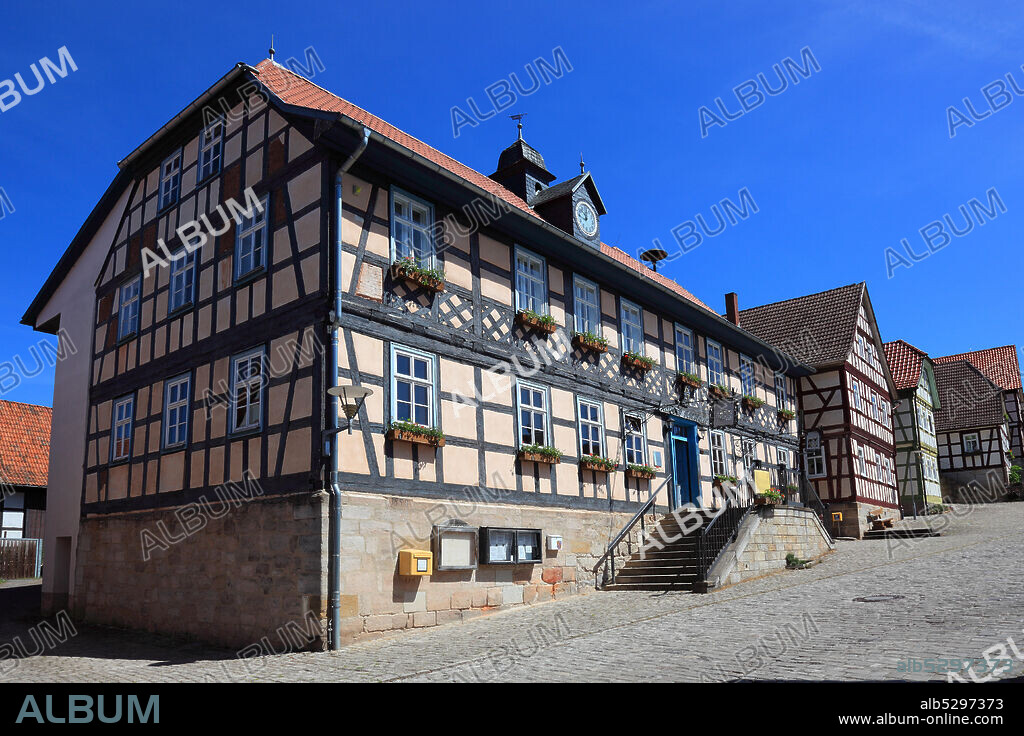 Second smallest city in Germany, Ummerstadt in the district of Hildburghausen, Marktplatz with the historic Town Hall, built in 1558, half-timbered houses, Thuringia, Germany  /  Zweitkleinste Stadt Deutschlands, Ummerstadt im Landkreis Hildburghausen, Marktplatz mit dem historischen Rathaus, 1558 erbaut, Fachwerkensemble, Thueringen, Deutschlands.