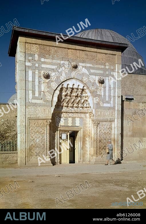 Konya (Prov. Konya, Zentralanatolien, Türkei), Büyük Karatay Medresesi. (Koranschule; seldschukisch, erbaut 1251/52; heute Fayencencemuseum). Teilansicht: Portal. Foto, 1994.