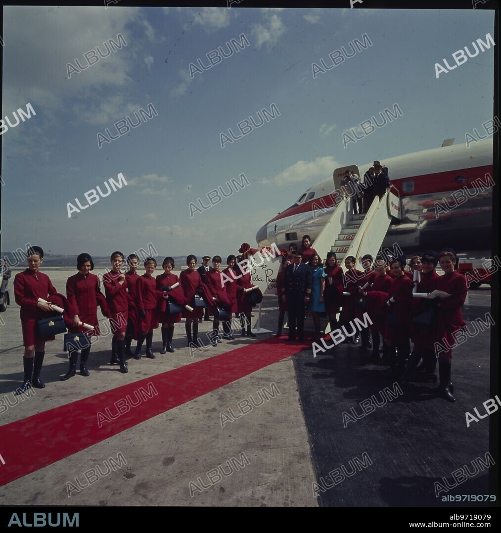 Aeropuerto de Barajas, Madrid, Abril de 1968. Las azafatas recién diplomadas presentan los nuevos uniformes de la compañía Iberia, diseñados por Pertegaz.