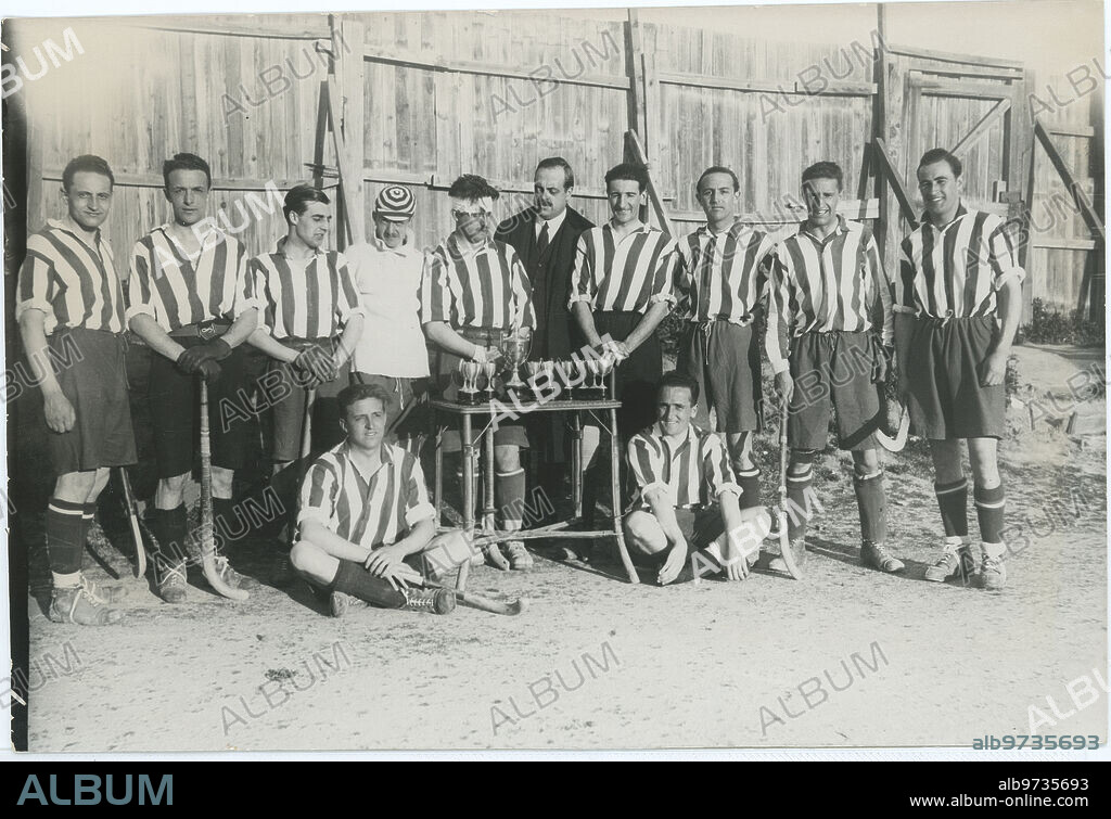 Madrid, marzo de 1921. Uno de los famosos equipos de hockey del Athletic de Madrid. De pié, Valdés, Satrústegui, Luis Triana, Méndez Vigo, Aguilar, José M. Alonso, Gomar, M. Alonso, Luciano Urquijo. Sentados, Grases y Álvaro Aguilar.