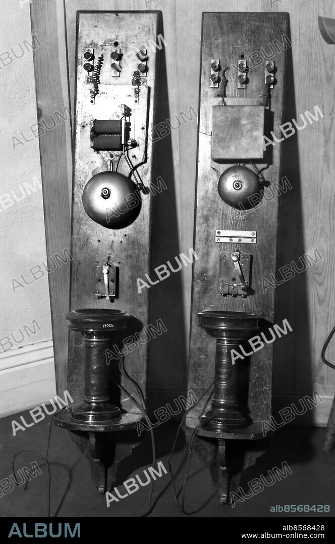 ARKIV 1934 . Så här såg Sveriges första telefon ut. 1877 byggdes de första privata telefonförbindelserna. 1885 fanns redan 5000 telefoner i Stockholm.. Swedens first telephone.. Foto: TT / Kod 1900.