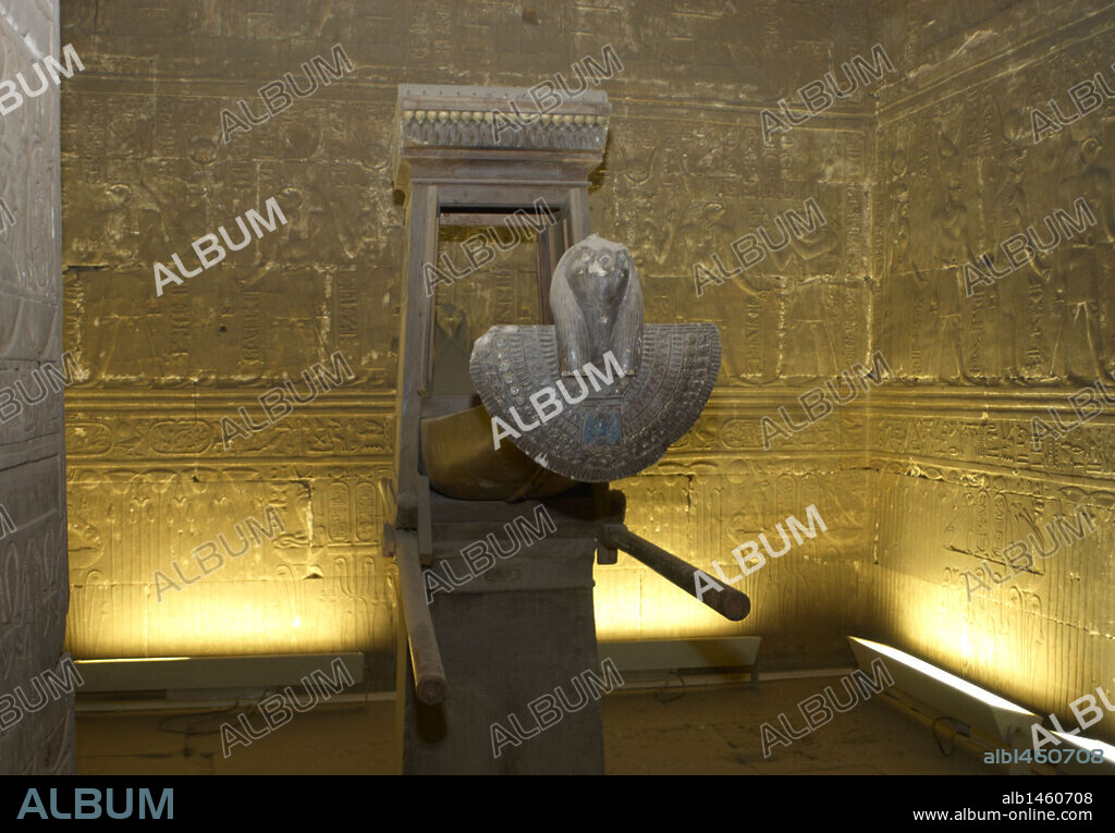 ARTE EGIPCIO. EGIPTO. TEMPLO DE HORUS. Iniciado en el 237 a. C. por Ptolomeo III Evérgetes I, durante la dinastía Láguida o Ptolemaica. Sala de la BARCA SAGRADA o BARCA SOLAR en un pedestal. Se usaba en las procesiones cuando se sacaba al dios (Horus) del templo. EDFU. Norte de Africa.